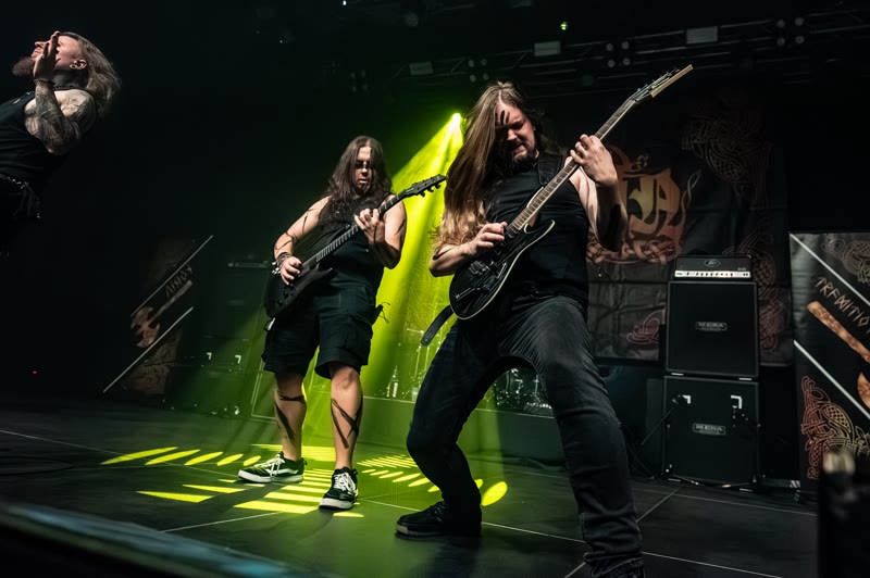 Thomas und Riese an den Gitarren, in grünes Licht getaucht