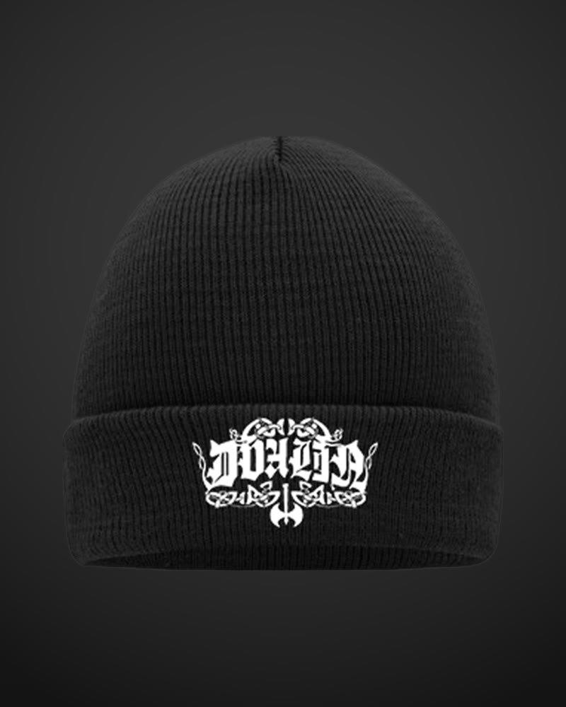 Schwarze Strickmütze mit dem weißen Dvalin-Logo auf dem Umschlag